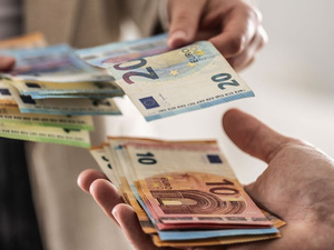 البنك المركزي الأوروبي يدعو الأوروبيين للاحتفاظ بالنقد، ما المغزى وراء هذه الخطوة؟ البنك المركزي الأوروبي يدعو الأوروبيين للاحتفاظ بالنقد، ما المغزى وراء هذه الخطوة؟