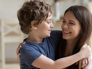 دور الحوار المفتوح بين الوالدين والأبناء في تعزيز الثقة العائلية