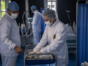 هجرة الأطباء من القطاع العام إلى الخاص.. حين يصبح المواطن آخر من يُفكَّر فيه هجرة الأطباء من القطاع العام إلى الخاص.. حين يصبح المواطن آخر من يُفكَّر فيه