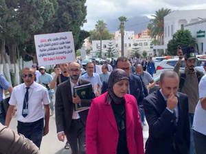 احتجاجات غاضبة خلال زيارة وزير الصحة لمستشفى سانية الرمل بتطوان احتجاجات غاضبة خلال زيارة وزير الصحة لمستشفى سانية الرمل بتطوان