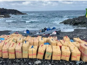 الشرطة الإسبانية والمغرب تحبطان تهريب أكثر من 11 طناً من الشيرا عبر الموانئ الشرطة الإسبانية والمغرب تحبطان تهريب أكثر من 11 طناً من الشيرا عبر الموانئ