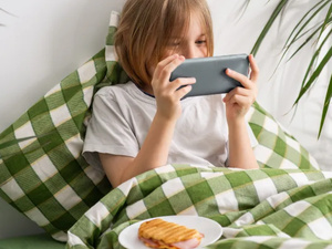 الراحة المفرطة في زمن التواصل الاجتماعي : عندما يصبح السرير ملاذاً لجيل زد الراحة المفرطة في زمن التواصل الاجتماعي : عندما يصبح السرير ملاذاً لجيل زد