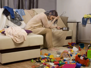 لماذا تشعر النساء بالإرهاق أكثر؟ الأسباب العلمية والحلول