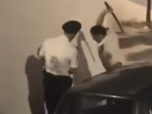 الأمن الوطني يفتح تحقيقاً بعد تداول فيديو يظهر اعتداء شرطيين على مواطن الأمن الوطني يفتح تحقيقاً بعد تداول فيديو يظهر اعتداء شرطيين على مواطن