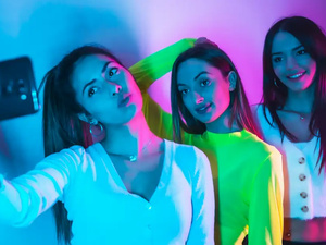 النجاح الوهمي على وسائل التواصل الاجتماعي : كيف تقوّض المقارنات المستمرة ثقة المراهقين بأنفسهم النجاح الوهمي على وسائل التواصل الاجتماعي : كيف تقوّض المقارنات المستمرة ثقة المراهقين بأنفسهم