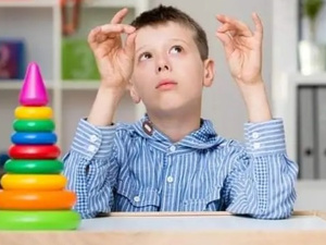 كيفية التعامل مع طفل مصاب بالتوحد : خطوات وأساليب للتربية والدعم كيفية التعامل مع طفل مصاب بالتوحد : خطوات وأساليب للتربية والدعم