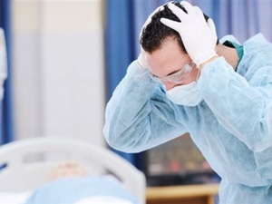 السجن 6 أشهر لطبيب بتهمة الإهمال الطبي مع تعويض مليون درهم لعائلة الضحية بورزازات السجن 6 أشهر لطبيب بتهمة الإهمال الطبي مع تعويض مليون درهم لعائلة الضحية بورزازات