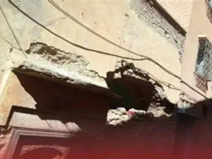 منزل آيل للسقوط يرعب ساكنة حي بمراكش منزل آيل للسقوط يرعب ساكنة حي بمراكش