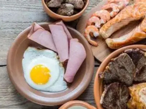 احذر من عادات غذائية تعرضك لمخاطر صحية احذر من عادات غذائية تعرضك لمخاطر صحية