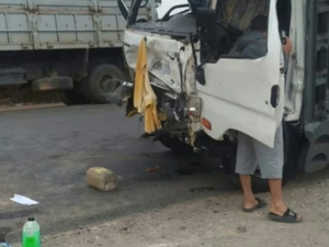 حادثة سير مميتة تهز إقليم الجديدة: اصطدام بين شاحنة وحافلة يخلف قتلى وجرحى حادثة سير مميتة تهز إقليم الجديدة: اصطدام بين شاحنة وحافلة يخلف قتلى وجرحى