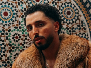 طاوسن يواصل نجاحه بإصدار ثاني أغاني ألبومه "خليني"