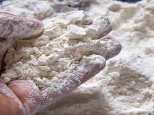 اتهامات بالغش في الدقيق المدعم تثير جدلاً واسعاً ودعوات لتحقيق رسمي اتهامات بالغش في الدقيق المدعم تثير جدلاً واسعاً ودعوات لتحقيق رسمي