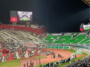 مدرجات تسرق الأضواء.. وشاشة لا ترى الجمال مدرجات تسرق الأضواء.. وشاشة لا ترى الجمال