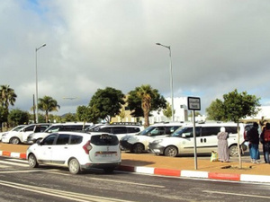 احتقان في صفوف مهنيي سيارات الأجرة بسلا بسبب غياب محطات التوقف وتنصل الجماعة من مسؤولياتها