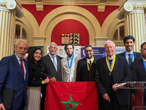 الطبيب المغربي يوسف العزوزي يتألق في “أسبوع إفريقيا للحلول” بباريس ويحصد ثلاث جوائز كبرى