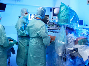 فضيحة في مستشفى غراتس: توقيف طبيبة سمحت لابنتها ذات الـ12 عاماً بالمشاركة في عملية جراحية دقيقة