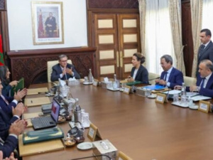 المغرب يعزز الانتقال الطاقي: توقيع اتفاقية لإنتاج 5 جيغاواط من الكهرباء الخضراء قبل 2030 المغرب يعزز الانتقال الطاقي: توقيع اتفاقية لإنتاج 5 جيغاواط من الكهرباء الخضراء قبل 2030