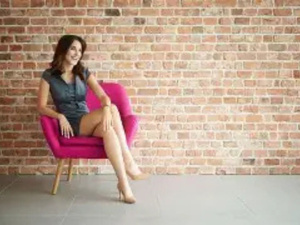 تقاطع الأرجل عند النساء: عادة تتجاوز الجسد لتروي قصة الثقافة والآداب تقاطع الأرجل عند النساء: عادة تتجاوز الجسد لتروي قصة الثقافة والآداب