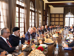 الأحزاب السياسية تشيد بالمقاربة التشاركية للملك محمد السادس لتفصيل وتحيين مبادرة الحكم الذاتي بالصحراء المغربية الأحزاب السياسية تشيد بالمقاربة التشاركية للملك محمد السادس لتفصيل وتحيين مبادرة الحكم الذاتي بالصحراء المغربية