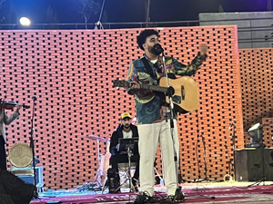 نصر مكري يتحدى المرض ويشعل أجواء مهرجان أمازيغ بأكادير