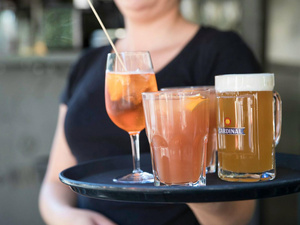 عمال قطاع المطاعم والفنادق يطالبون بزيادات ورواتب أفضل