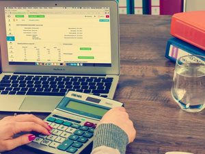 الفجوة بين أجور النساء والرجال ما تزال قائمة في سويسرا الفجوة بين أجور النساء والرجال ما تزال قائمة في سويسرا