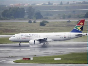 مطار جوهانسبرغ يشهد أزمة إنسانية بعد منع 150 فلسطينياً من النزول مطار جوهانسبرغ يشهد أزمة إنسانية بعد منع 150 فلسطينياً من النزول