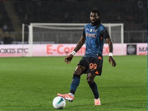 نابولي والكاميرون يتلقيان ضربة موجعة بإصابة أنغويسا