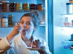 كيف يؤثر العشاء على نومك: نصائح غذائية لنوم هانئ