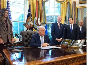 النجم البرتغالي رونالدو يجلس قرب ترامب في لقاء تاريخي بالبيت الأبيض النجم البرتغالي رونالدو يجلس قرب ترامب في لقاء تاريخي بالبيت الأبيض