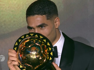 أشرف حكيمي يحصد جائزة أفضل لاعب في إفريقيا