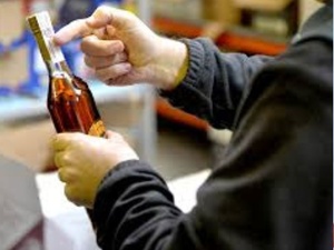 جمعيات المستهلك تدق ناقوس الخطر: اليقظة واجبة مع موجة الكحول المزور