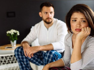 العنف الاقتصادي في العلاقات الزوجية: المال كأداة للسيطرة الصامتة