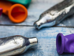 البرلمانية تُحذر من انتشار «غاز الضحك» بين الشباب بالمغرب البرلمانية تُحذر من انتشار «غاز الضحك» بين الشباب بالمغرب