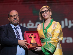 أيام قرطاج المسرحية تكرم الفنانة المغربية لطيفة أحرار تقديرًا لمسيرتها الفنية والأكاديمية
