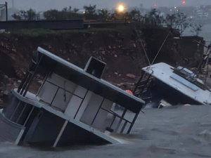 إعصار "فينا" يضرب شمال أستراليا ويقتلع الأشجار ويتسبب بانقطاع الكهرباء