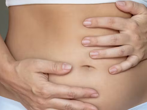 لماذا يميل البطن إلى الانتفاخ بعد سن الأربعين؟ تفسير أخصائية التغذية