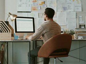 الجلوس المطوّل… “داء العصر” وأطعمة بسيطة قد تخفف مخاطره الجلوس المطوّل… “داء العصر” وأطعمة بسيطة قد تخفف مخاطره