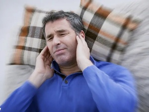 دراسة جديدة: علاقة خفية تجمع النوم بطنين الأذن… وأحدهما قد يعالج الآخر