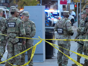 إطلاق نار قرب البيت الأبيض يودي بحياة عنصرين من الحرس الوطني وسط غموض يلفّ الدوافع إطلاق نار قرب البيت الأبيض يودي بحياة عنصرين من الحرس الوطني وسط غموض يلفّ الدوافع