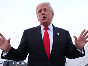 ترامب يعلن عزمه وقف الهجرة من “دول العالم الثالث” بعد حادث إطلاق النار في واشنطن