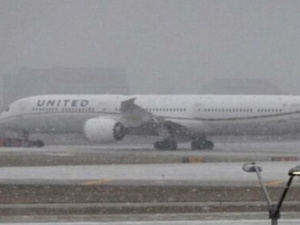 عاصفة ثلجية تشلّ حركة الطيران في الغرب الأوسط الأمريكي وتضع ملايين السكان في حالة تأهّب