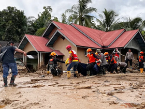 فيضانات وانهيارات أرضية في جنوب شرق آسيا تتسبب بمقتل أكثر من ألف شخص وإجلاء مئات الآلاف