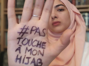 وزير الداخلية الفرنسي يرفض حظر الحجاب على القاصرات ويعتبره وصمًا للمسلمين وزير الداخلية الفرنسي يرفض حظر الحجاب على القاصرات ويعتبره وصمًا للمسلمين