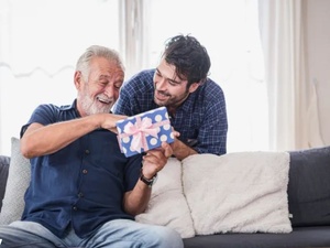 العطاء دواء خفيّ… كيف يؤثر عمل الخير على دماغك وحياتك؟ العطاء دواء خفيّ… كيف يؤثر عمل الخير على دماغك وحياتك؟