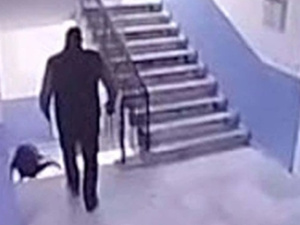 اعتداء مدير مدرسة بولاية مانيسا التركية على طالب مصاب بالتوحّد يثير جدلاً واسعاً اعتداء مدير مدرسة بولاية مانيسا التركية على طالب مصاب بالتوحّد يثير جدلاً واسعاً