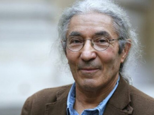 الأكاديمية الفرنسية تكرّم الكاتب بوعلام صنصال بعد أسابيع من إطلاق سراحه من السجن بالجزائر الأكاديمية الفرنسية تكرّم الكاتب بوعلام صنصال بعد أسابيع من إطلاق سراحه من السجن بالجزائر