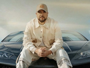 عبد الحفيظ الدوزي يلمّح لأغنية جديدة ويثير ترقب جمهوره عبد الحفيظ الدوزي يلمّح لأغنية جديدة ويثير ترقب جمهوره