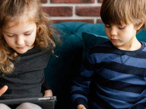 التوقف عن حساب وقت الشاشات: دعونا نساعد أطفالنا على العيش حقًا في العصر الرقمي