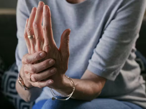 الشعور بـ«الوخز» أو التنميل في اليدين: أسباب وحلول الشعور بـ«الوخز» أو التنميل في اليدين: أسباب وحلول